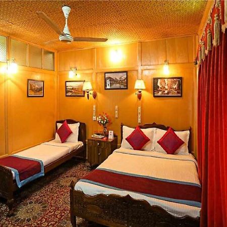 Calm Holiday Inn Srīnagar 外观 照片