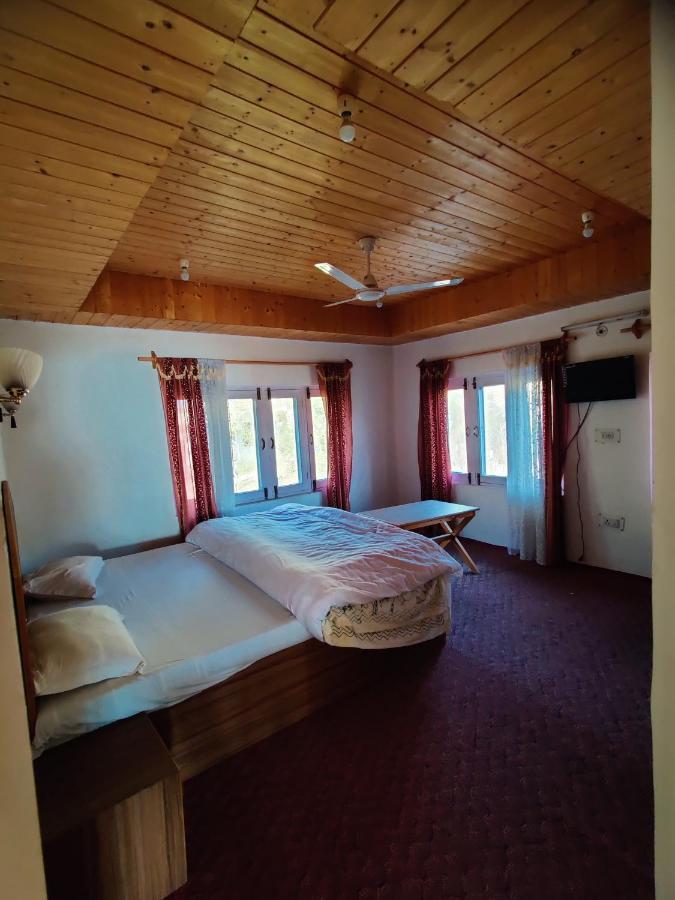 Calm Holiday Inn Srīnagar 外观 照片