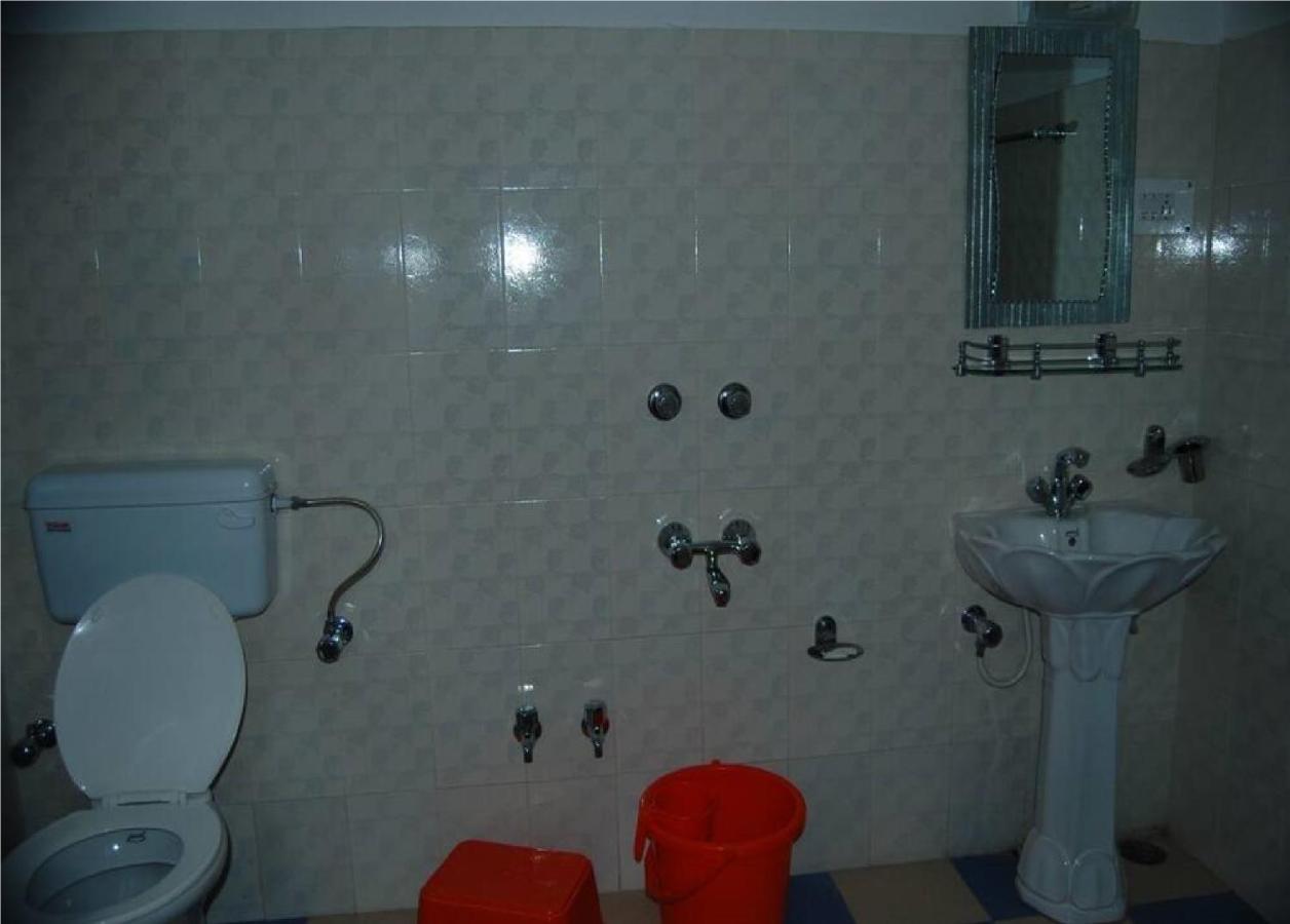 Calm Holiday Inn Srīnagar 外观 照片