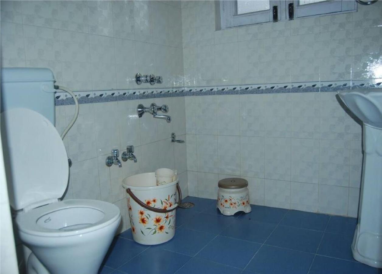 Calm Holiday Inn Srīnagar 外观 照片