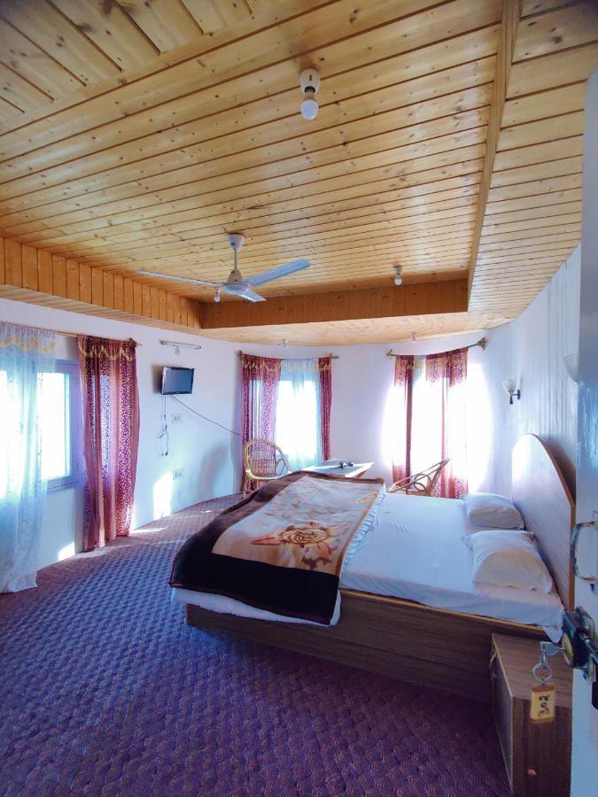 Calm Holiday Inn Srīnagar 外观 照片