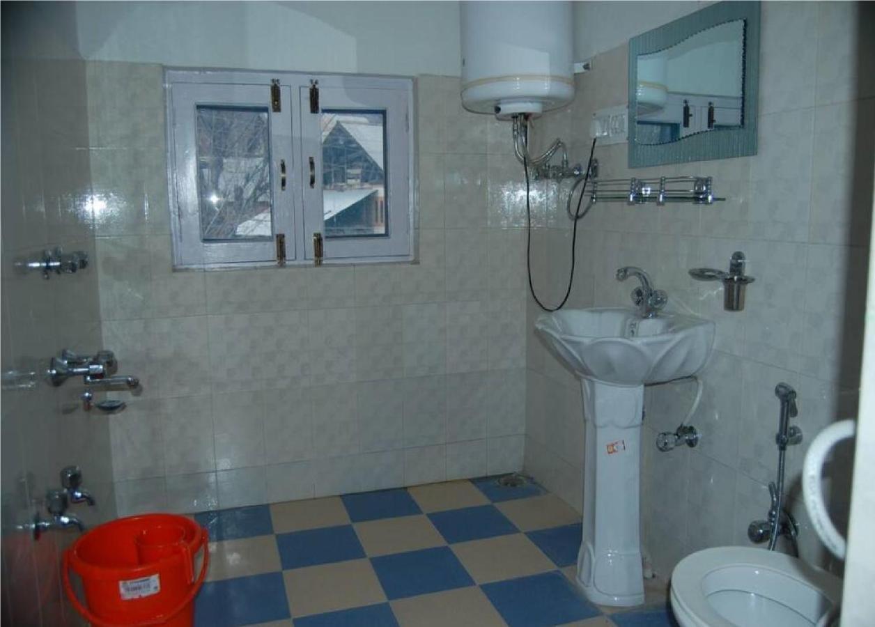 Calm Holiday Inn Srīnagar 外观 照片